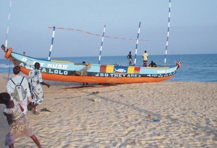 Sur la route des pêches s'étirent de longues plages bordées de cocotiers, avec, posées sur le sable, les pirogues colorées