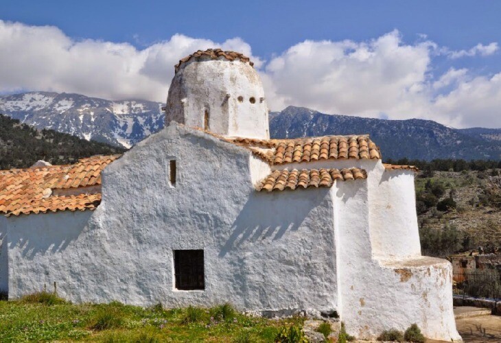 À Tsivaras, Stelios, le fils de la maison est pope. Il s'occupe d'une trentaine de petites églises, certaines debout depuis le XIIIè s