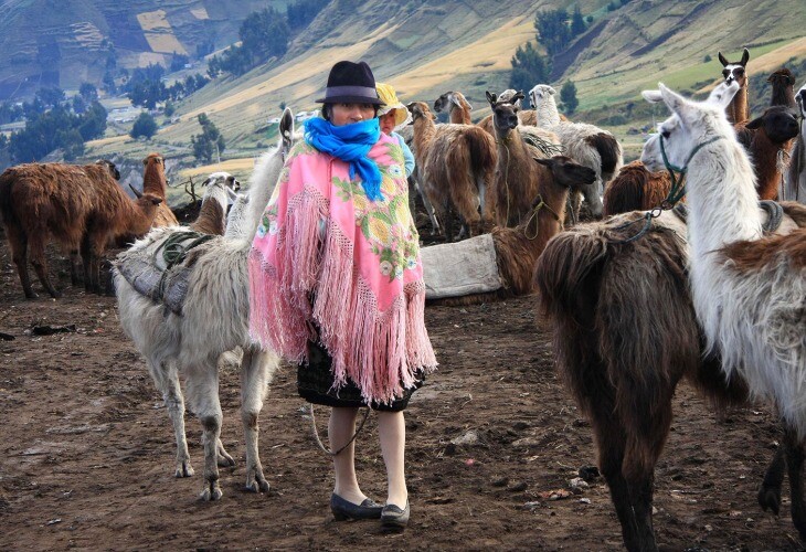 En Equateur, les habitants des communautés partenaires portent toujours au quotidien leurs vêtements traditionnels