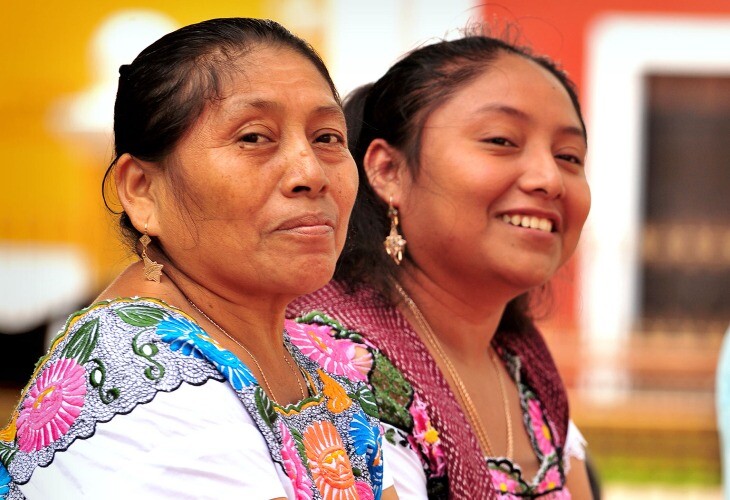 Au Yucatan, les femmes mayas portent encore le huipile, la robe traditonnelle brodée