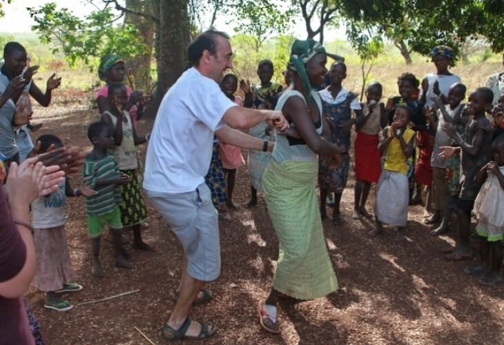 Danses et jeux avec les villageois de Dikouenteni
