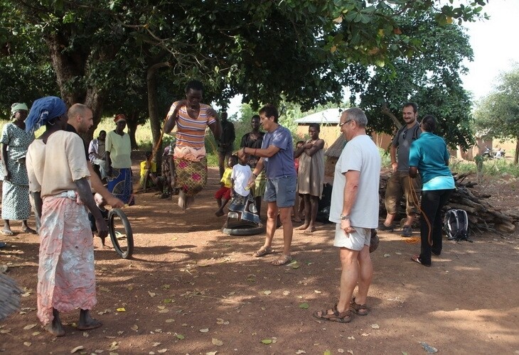 Jouer ensemble dans le village d'accueil