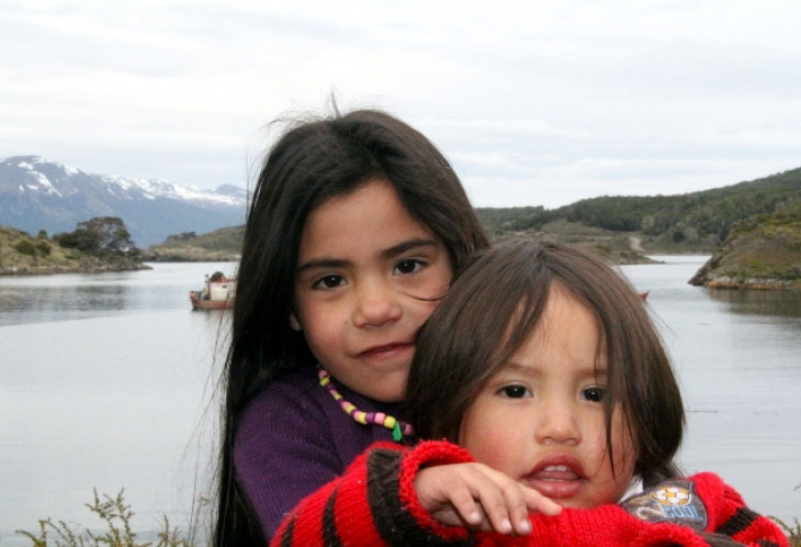 Enfants yagan devant le Canal de Beaggle au sud d'Ushuaia