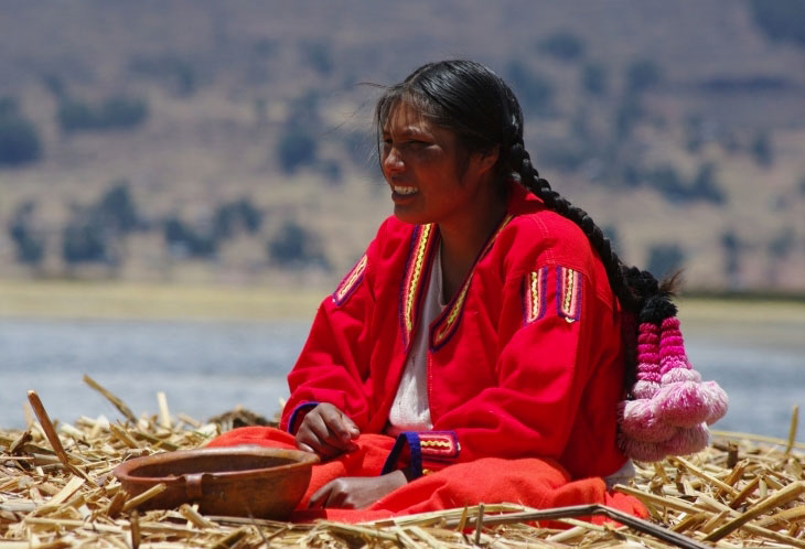 Assise sur la totora flottante