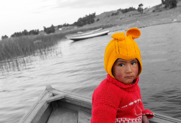Enfant sur le lac Titicaca