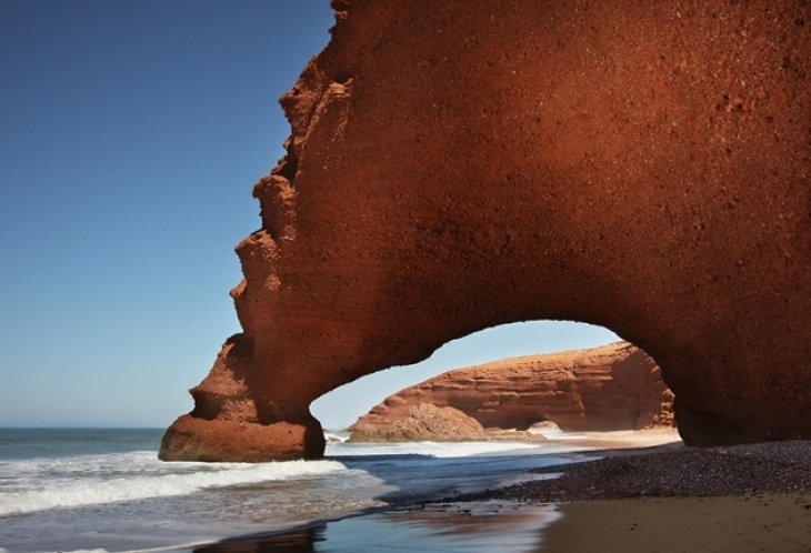 Les belles arches de la plage de Lagzera