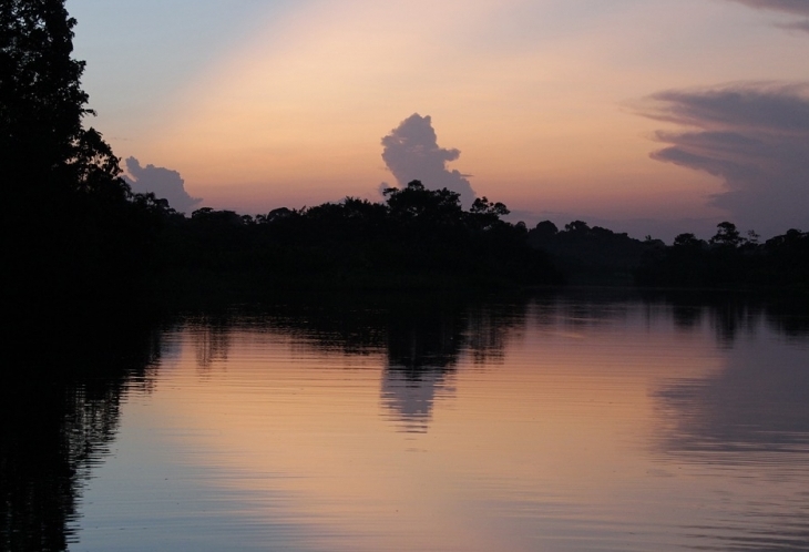 Un coucher de soleil sur le fleuve Amazone...