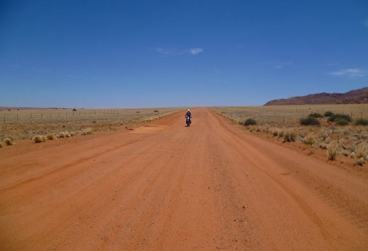 En moto sur une piste de terre