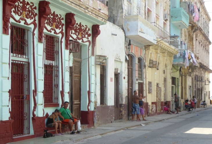 Trottoirs de la Habana Vieja animés le soir