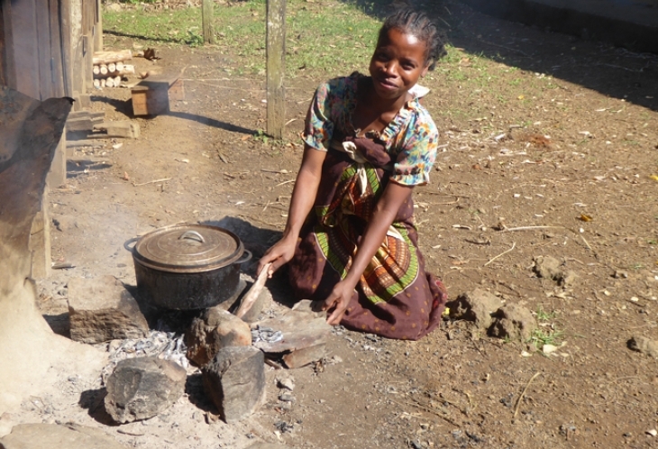 Préparation du repas dans un village d'accueil