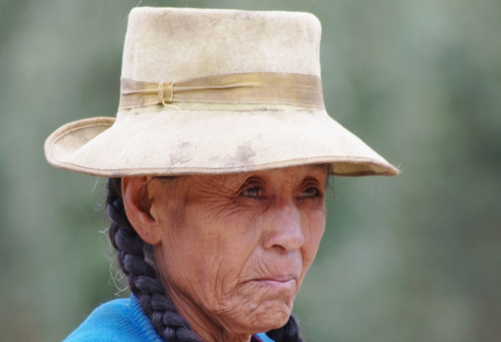 Femme chapeau feutre Pérou