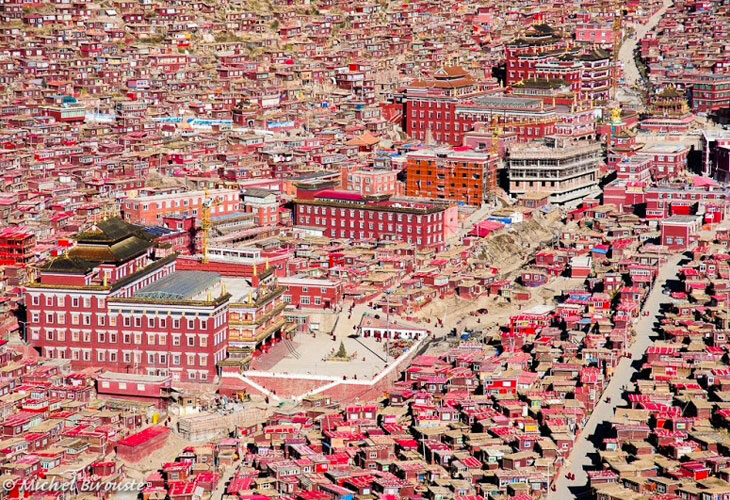 Larung Gar Gonpa : des milliers de maisonnettes abritent nonnes et moines tibétains et chinois