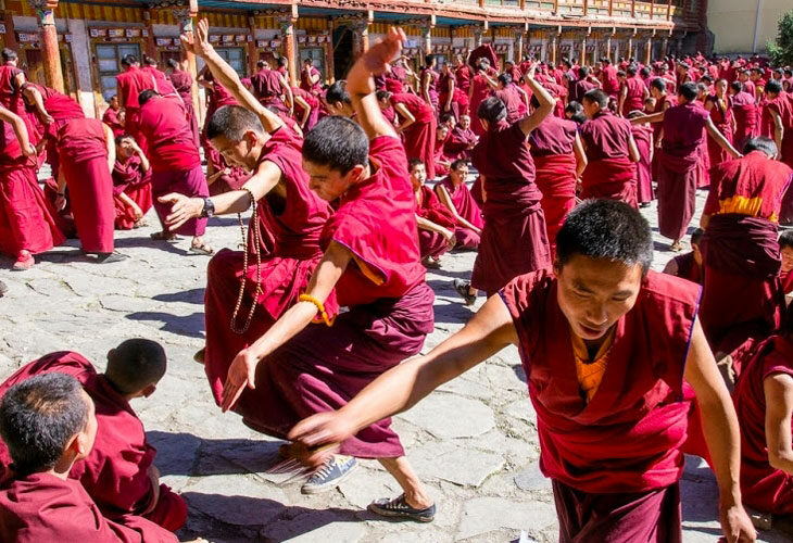 Joutes philosophiques entre jeunes moines tibétains