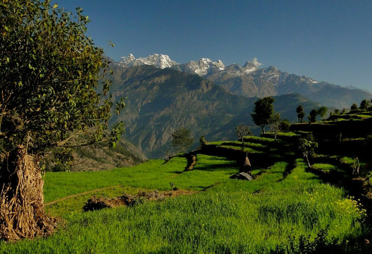 Au loin, les géants de l'Himalaya