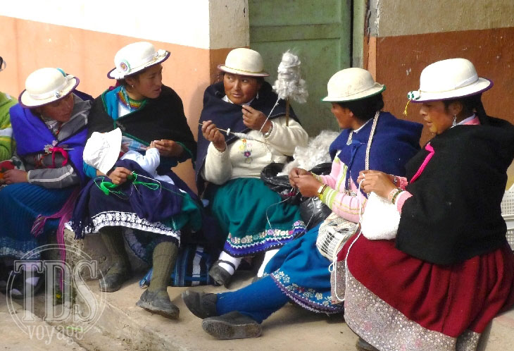 La forme du chapeau détermine l'appartenance à une communauté, ici Sisid