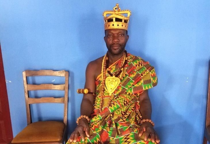 Le chef du village de Klo, vêtu de la tenue traditionnelle.