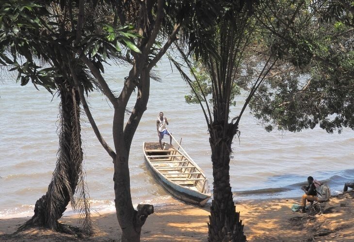 Traversée du lac Togo en pirogue traditionnelle