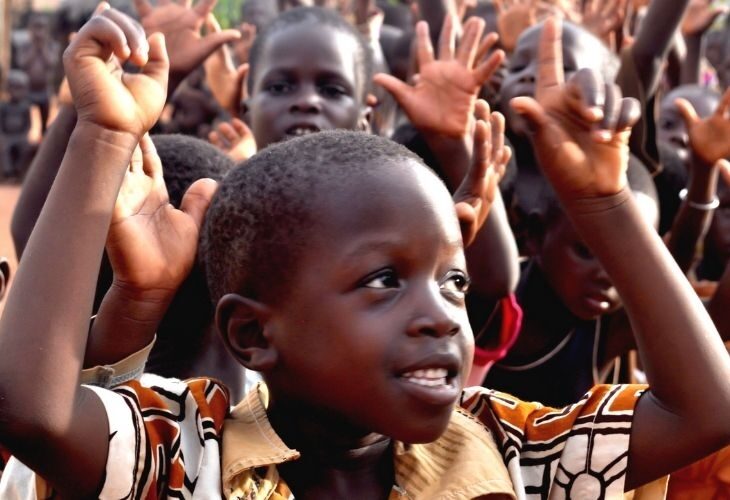 Visite de l'école, soutenue par l'association partenaire