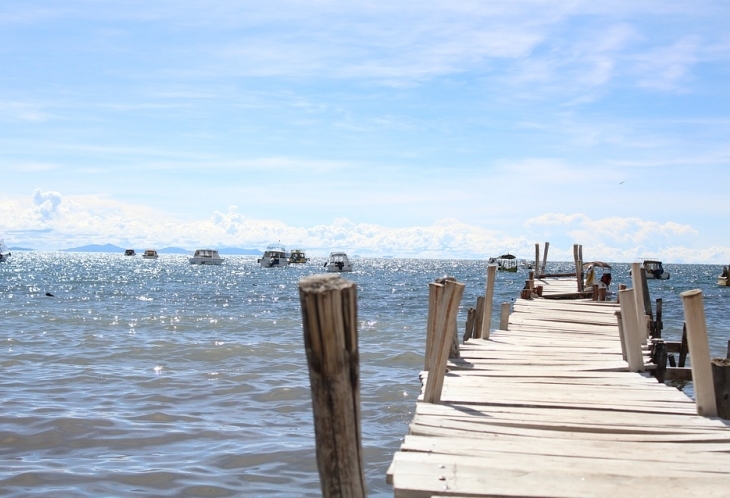 Depuis le Lac Titicaca, on a une vue imprenable sur la Cordillère Royale de Bolivie