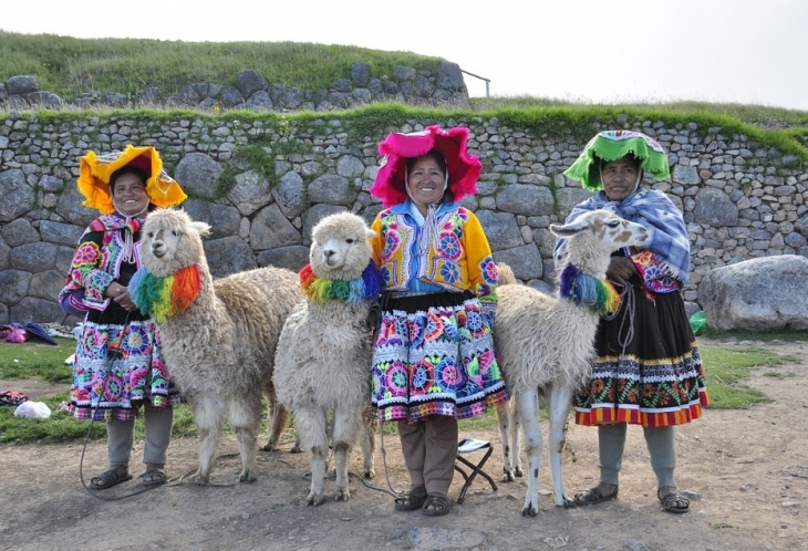 Les sourires et costumes près de Cusco, au Pérou