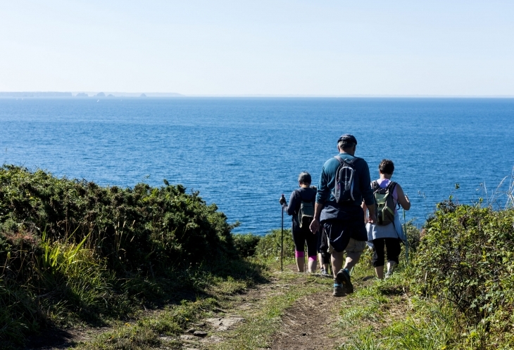 Randonneurs sentier des douaniers