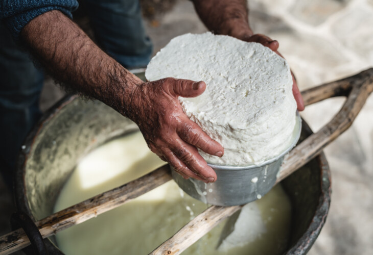 Préparation de la ricotta, un fromage traditionnel