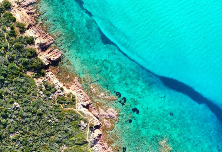 Une plage aux eaux cristallines en Sardaigne