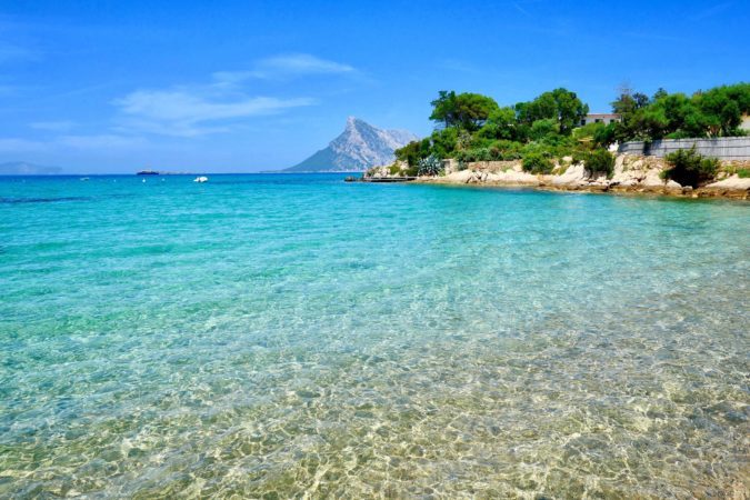 Une plage aux eaux turquoises en Sardaigne