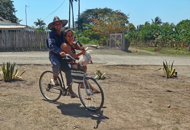DSC07242 Cuba - Mota (Deux sur un Véloé)