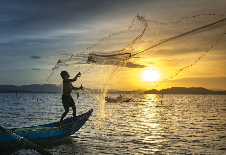 Pêcheur au coucher du soleil